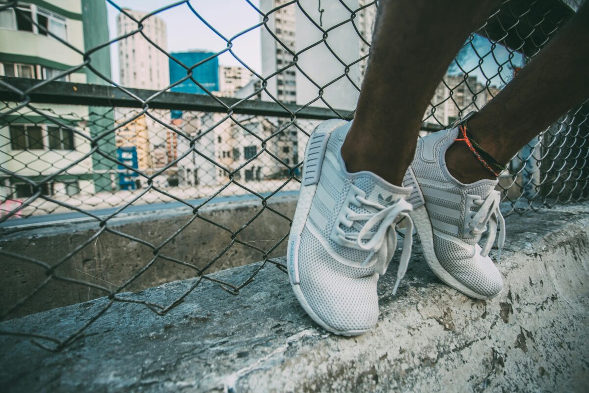 paire de chaussures Adidas
