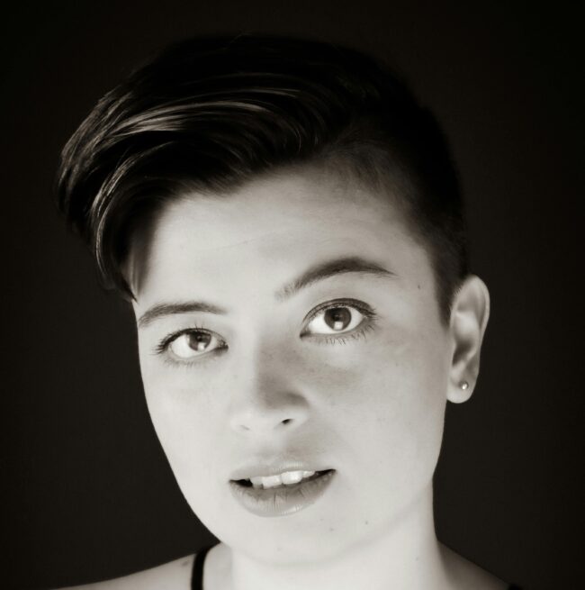 coupe de cheveux courte d'une femme