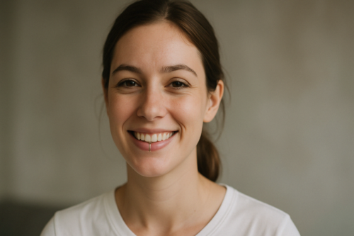 femme portant un piercing smiley